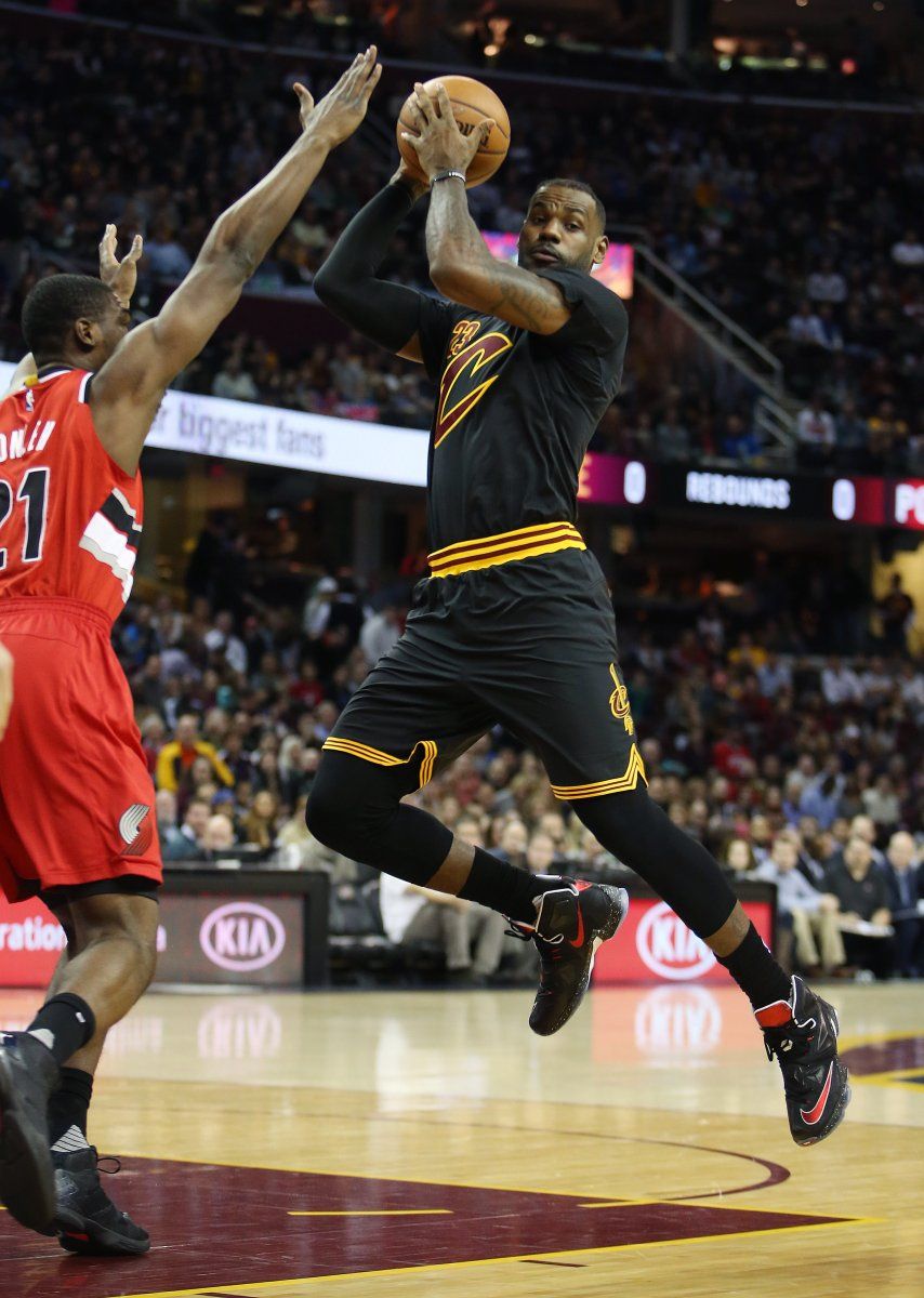 Con 33 de James, Cavaliers remontan al vencer a Blazers