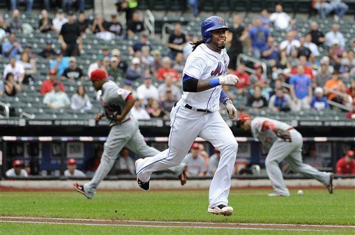 Reyes sale tras batear hit en primer turno