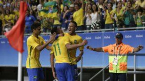 Brasil se salva en fútbol