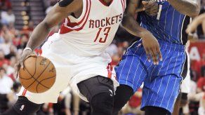 Harden anota 28 y Rockets ganan en tiempo extra