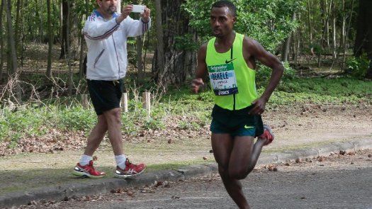 El etíope Bekele debuta en el maratón con victoria y récord en París