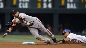 Chatwood lleva a Rockies a vencer 10-2 a Gigantes