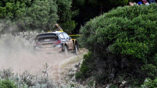 Ogier lidera el Rally de Cerdeña por delante de Neuville