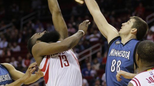Harden anota 27 y Rockets superan a 107-104 a Timberwolves