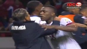 Tejada termina a empujones con los ticos