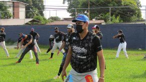 El lanzador Gilberto Méndez en los entrenamientos de Panamá Metro para el Campeonato Nacional de Béisbol Mayor 2021.