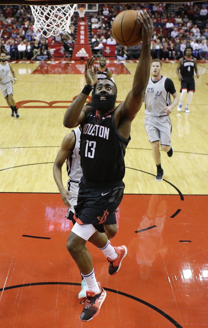 Harden iguala mayor puntuación de su carrera, 61, ante Spurs