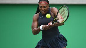 Serena Williams inicia su camino hacia la historia con cómodo triunfo