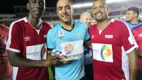 Uruguay con El Chino Recoba venció a Panamá en partido de leyendas