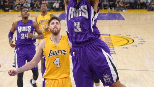 Los Kings ganan 122-99 a los Lakers, en peor temporada de LA