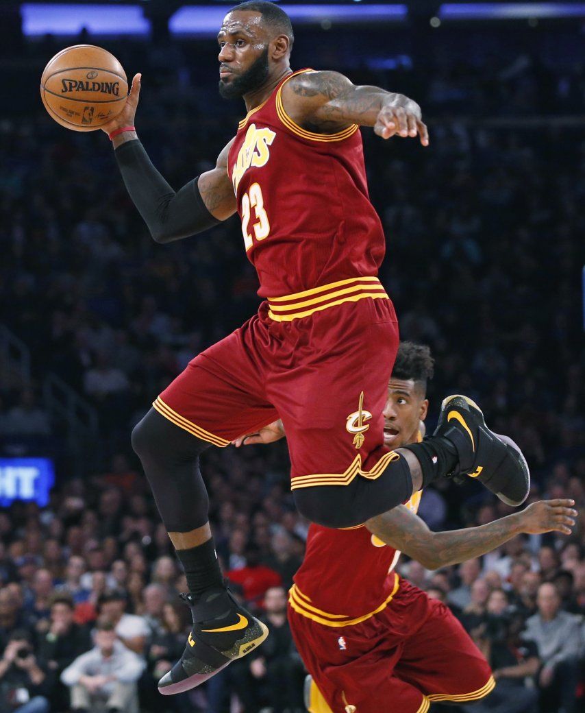 James consigue 25 puntos y Cavaliers aplasta a Knicks