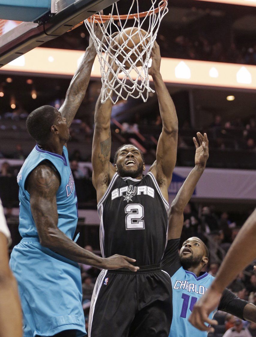 Spurs vence a Hornets y sigue invicto fuera de casa