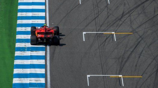 Ferrari domina en los libres de Alemania pero teme la lluvia
