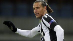 Sancionan a futbolista serbio por violar toque de queda