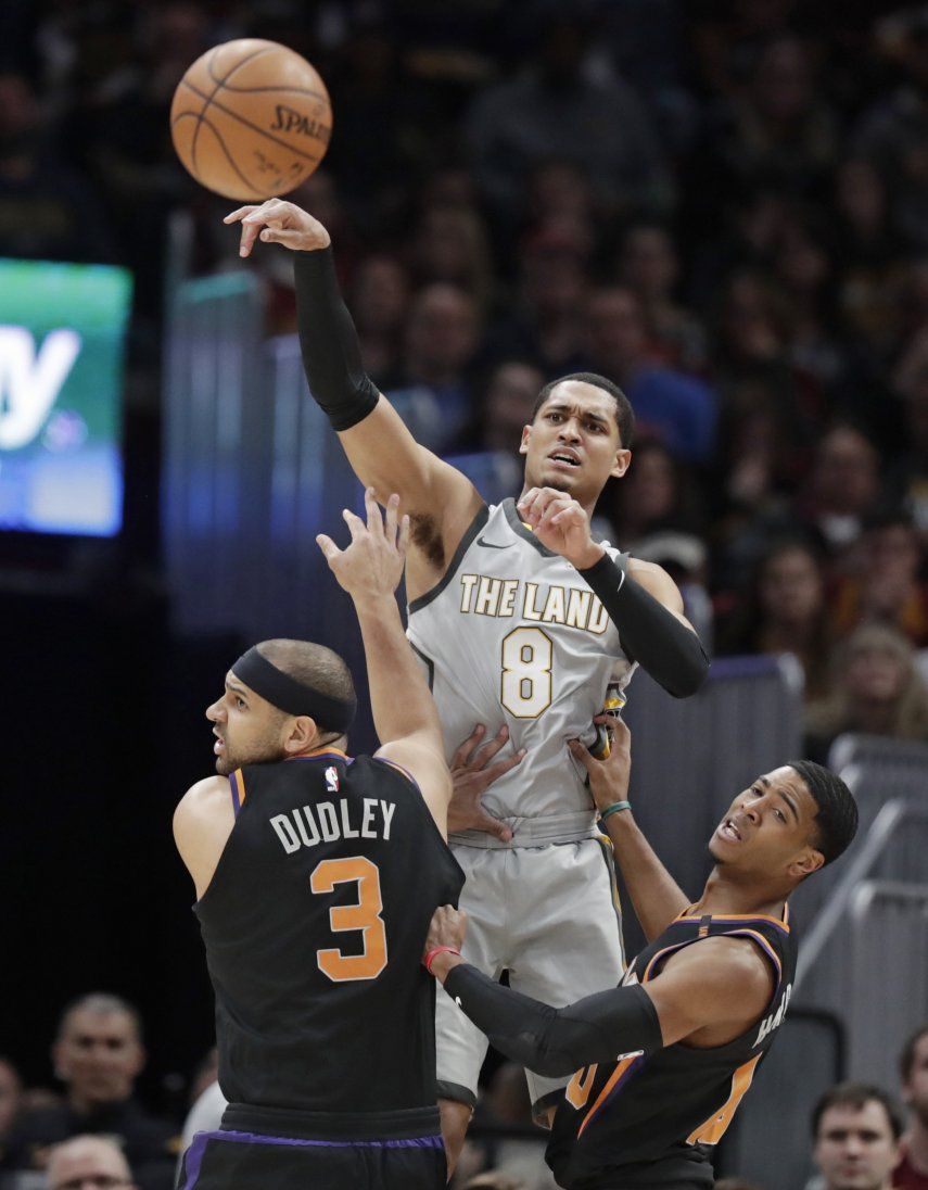 LeBron y Cavs aplastan 120-95 a Phoenix