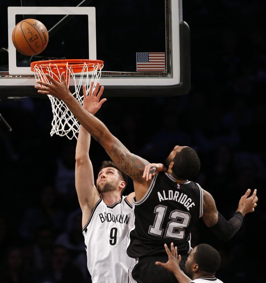 Spurs hilan 8vo triunfo, ante Nets en reestructuración