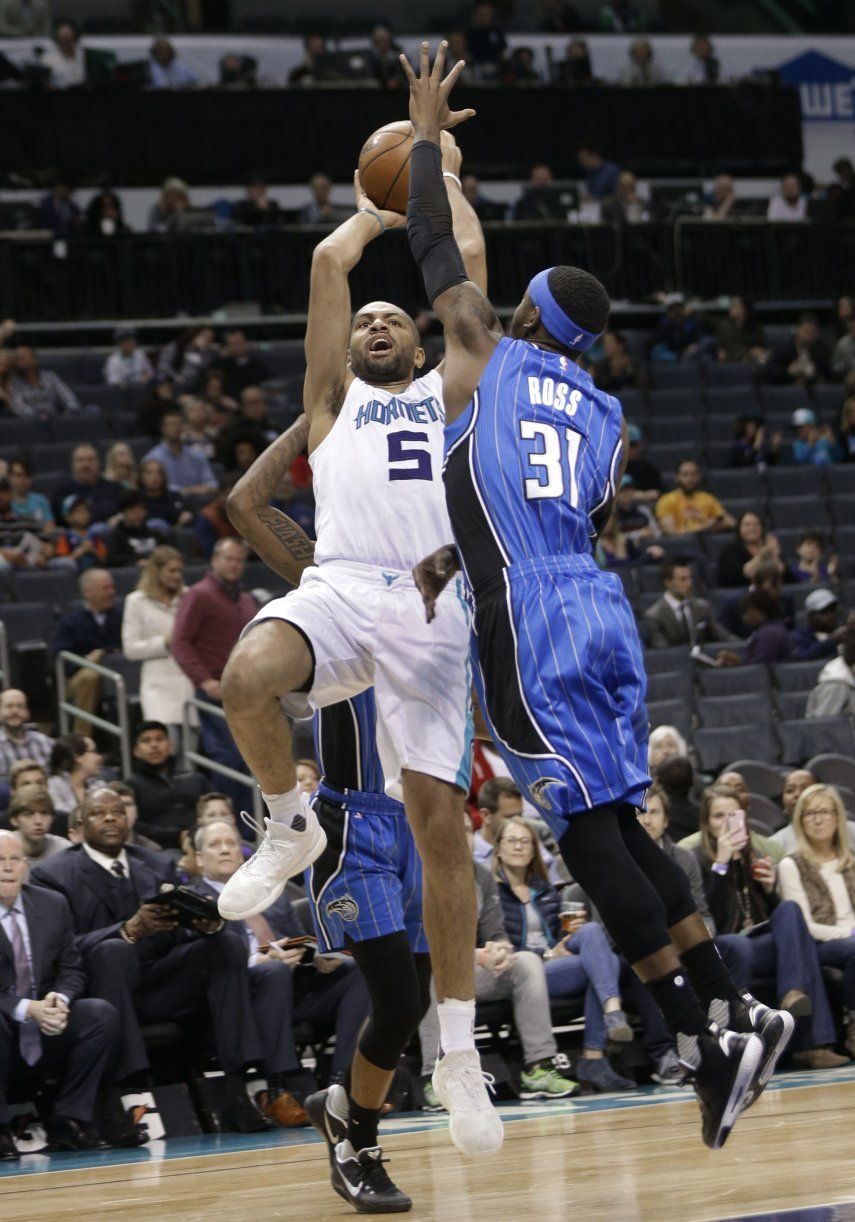 Walker lleva a Hornets a triunfo ante Magic